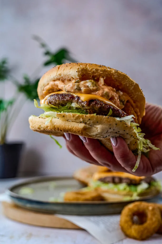 Bacon Cheeseburger met onion rings (Fastfood Friday) 3 bacon cheeseburger