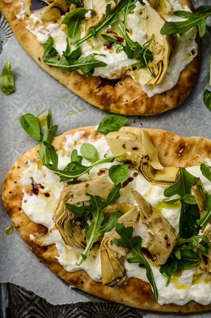 Flatbread pizza met burrata & artisjok 9 flatbread pizza