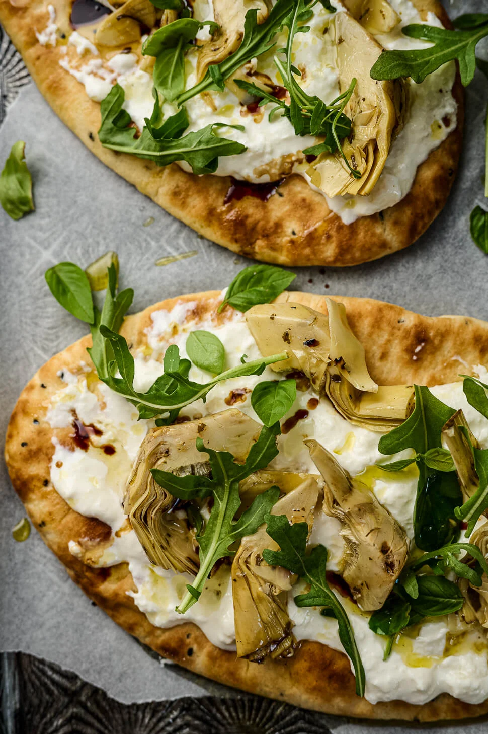 Flatbread pizza met burrata & artisjok 2 flatbread pizza