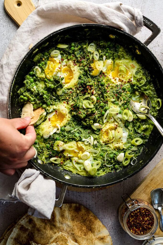 Groene shakshuka met spinazie en doperwten 2 groene shakshuka met spinazie