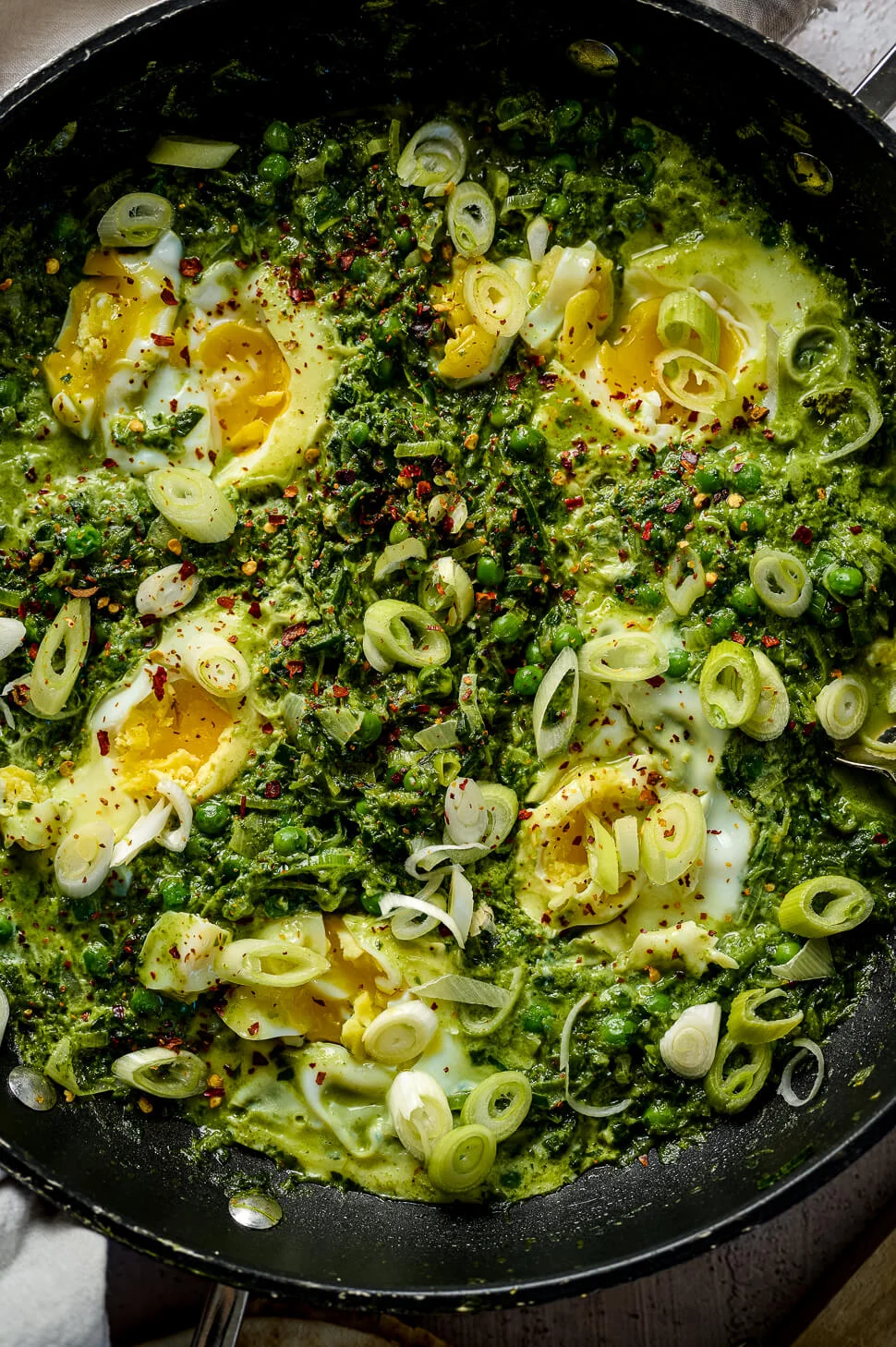 Groene shakshuka met spinazie en doperwten 4 groene shakshuka