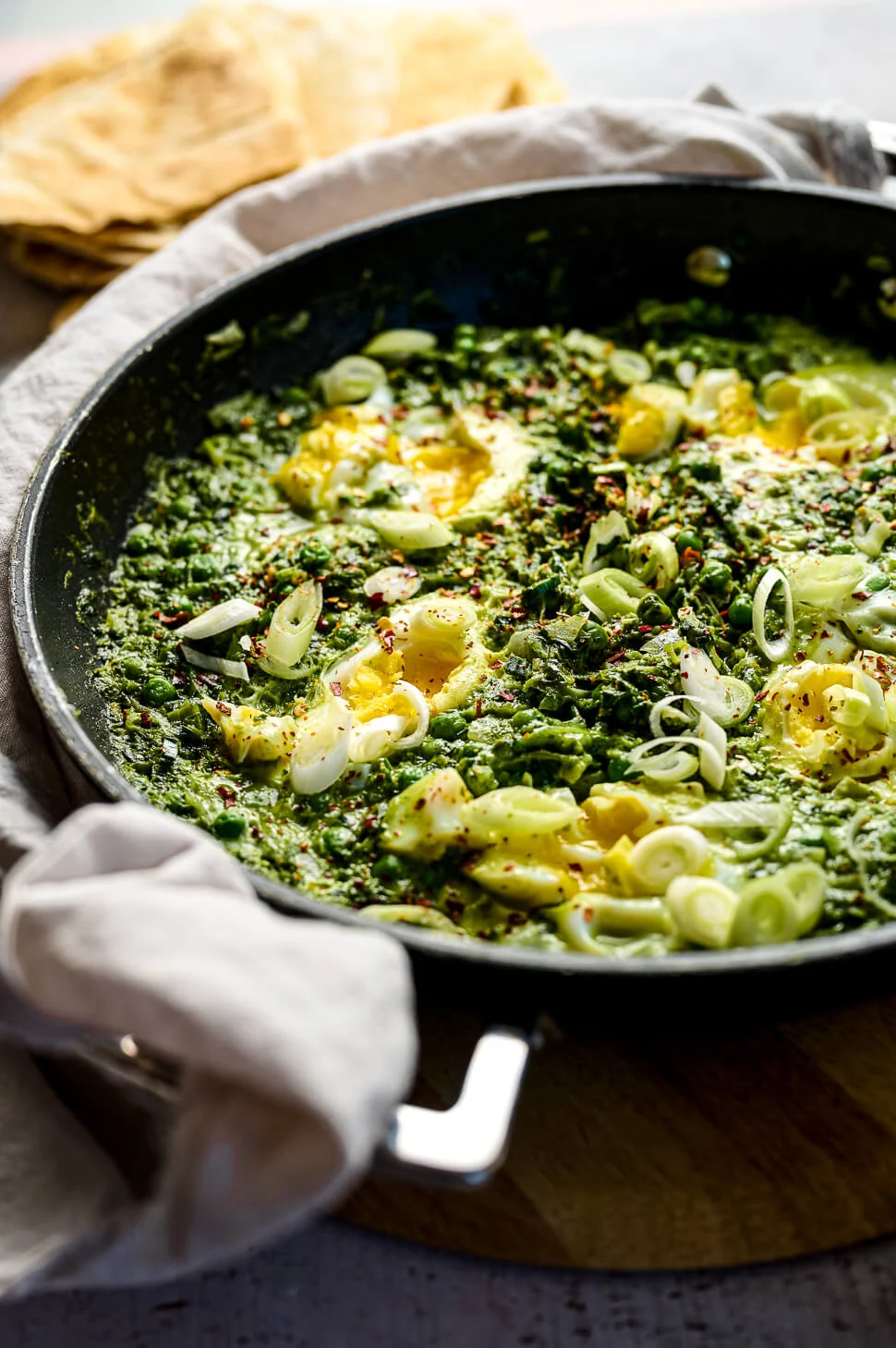 Groene shakshuka met spinazie en doperwten 2 shakshuka maken