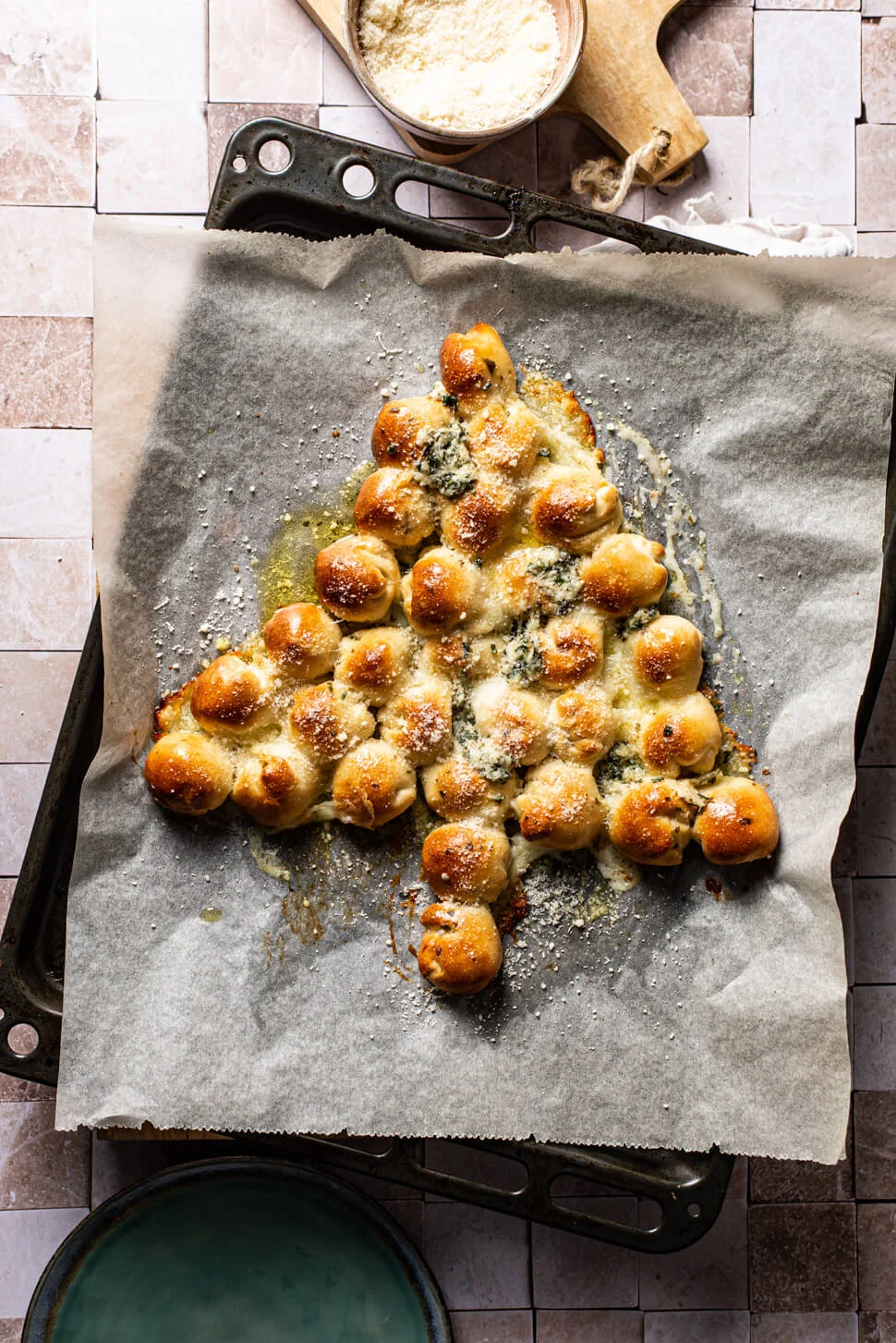 Kerstboom brood met kruidenboter & mozzarella 1 kerstboom brood