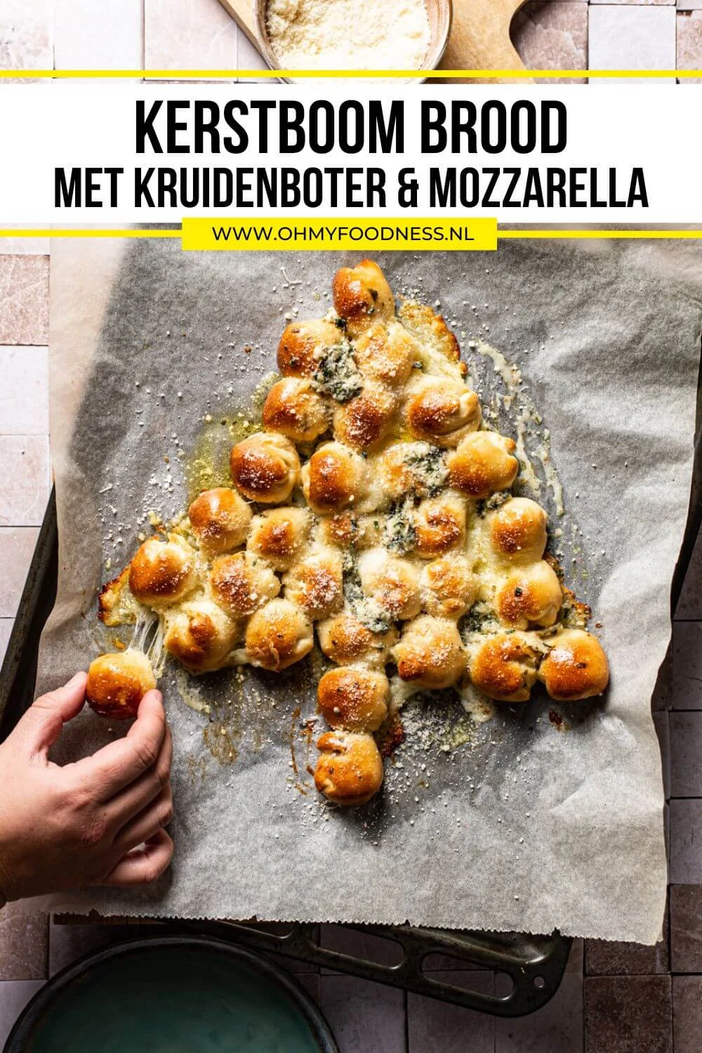 Kerstboom brood met kruidenboter & mozzarella 3 kerstbroodjes