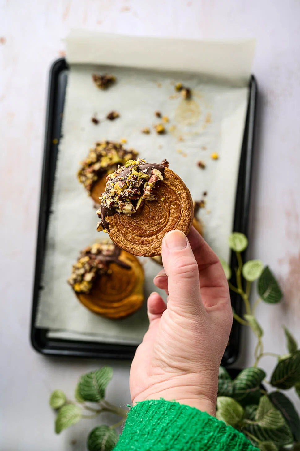 Croissant rolls met chocolade en nootjes 2 croissantrolls chocolade noten