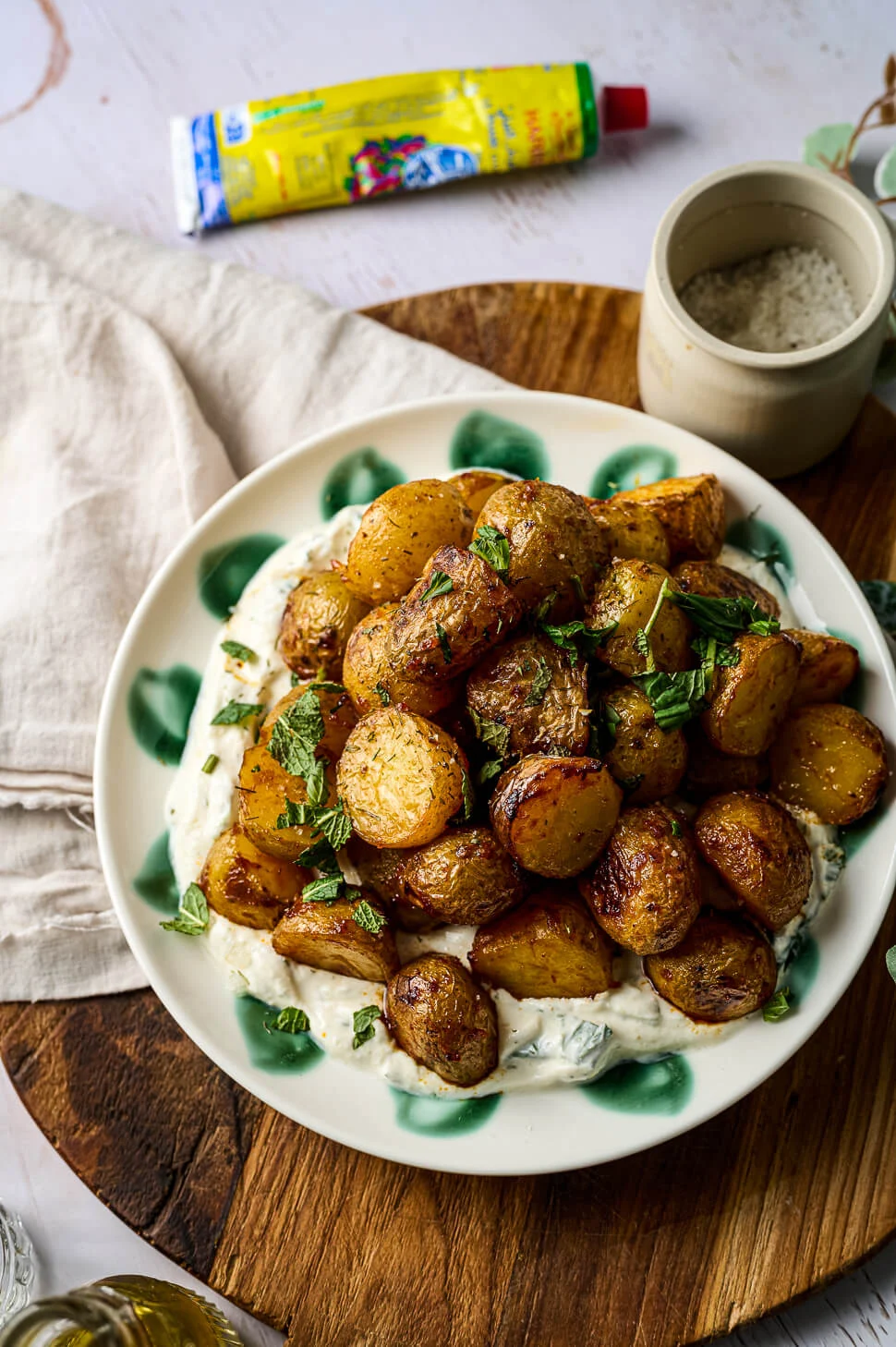 Harissa aardappeltjes met kruidenyoghurt 2 aardappels met harissa