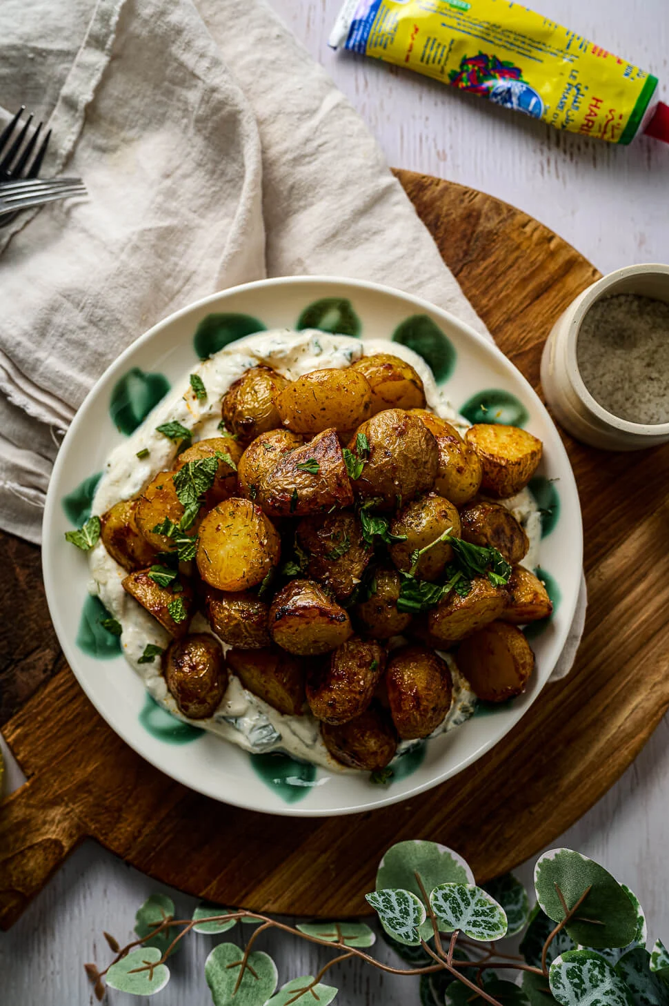 Harissa aardappeltjes met kruidenyoghurt 4 pittige aardappels