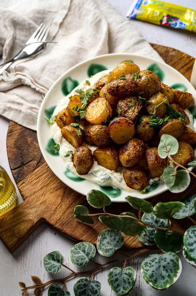 Harissa aardappeltjes met kruidenyoghurt 11 pittige aardappeltjes uit de oven