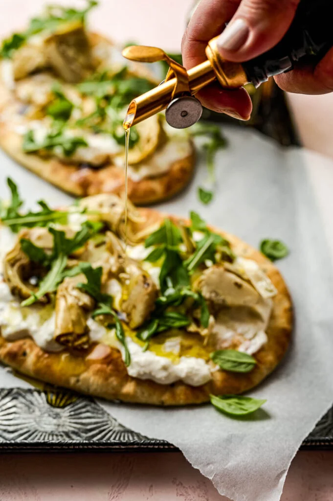 Flatbread pizza met burrata & artisjok 3 Flatbread pizza burrata