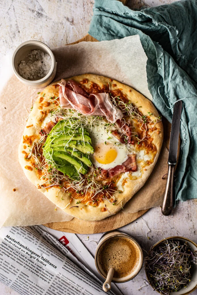 Ontbijtpizza met ei en spek 1 Ontbijtpizza met ei
