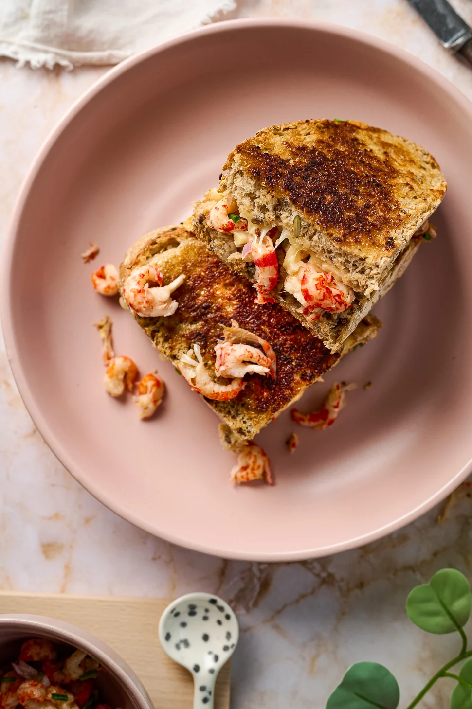 Lobster Roll tosti 4 rivierkreeftjes salade