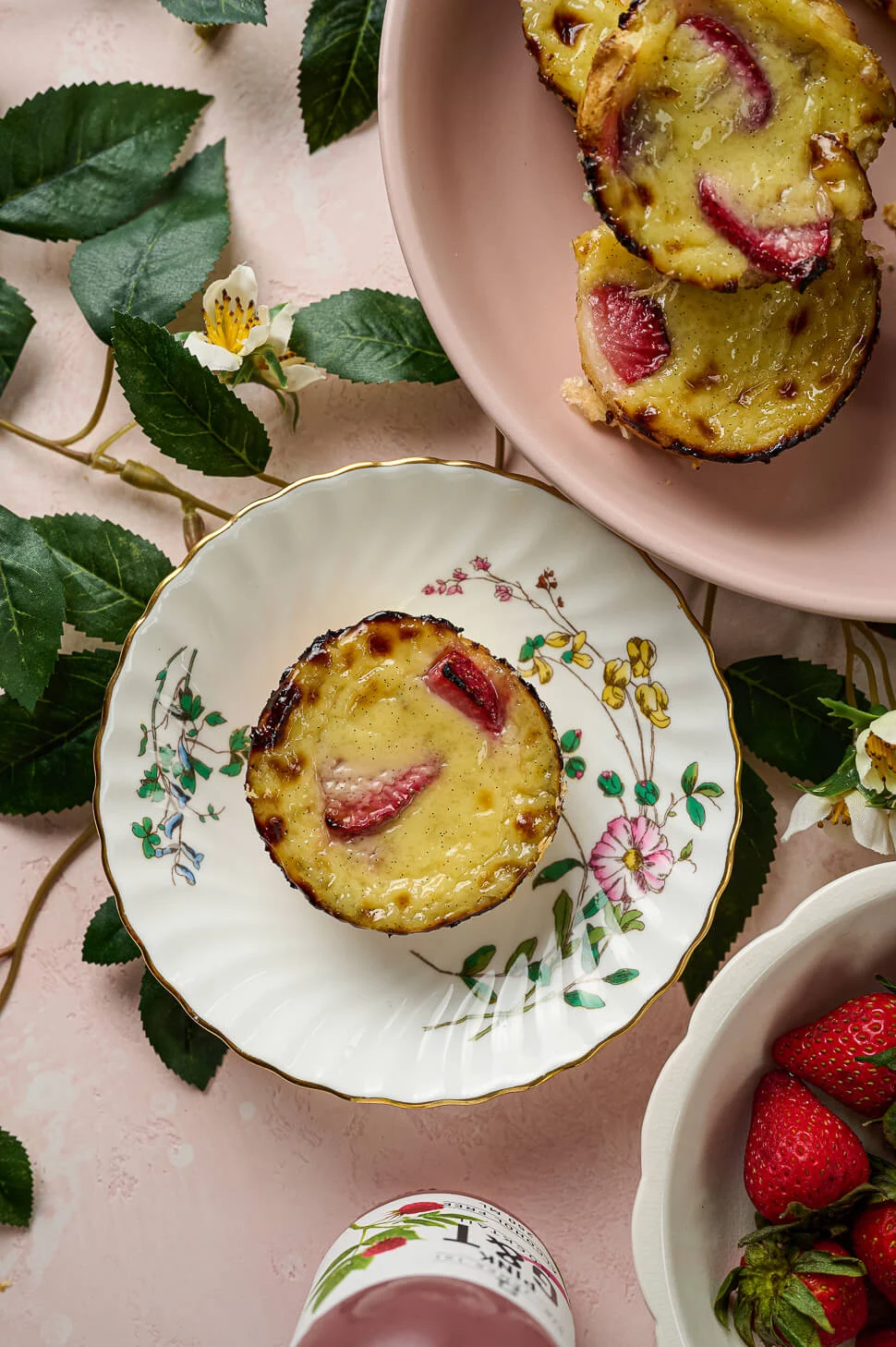 Custard taartjes met aardbei 2 custard taartjes met aardbeien
