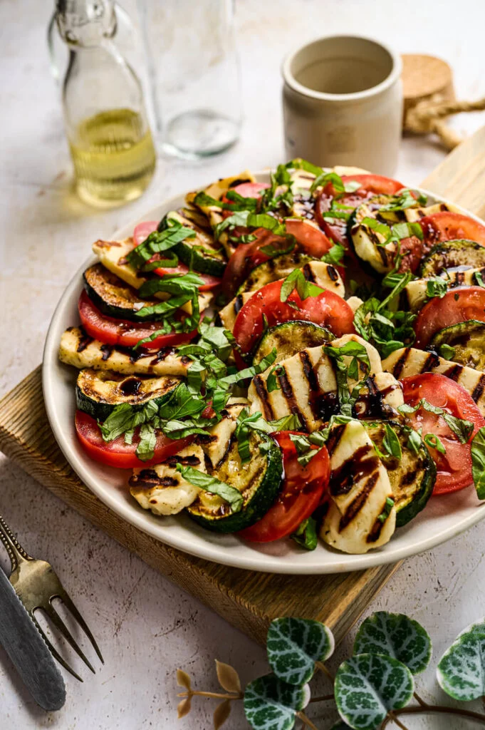 Courgette caprese met gegrilde halloumi 3 halloumi salade