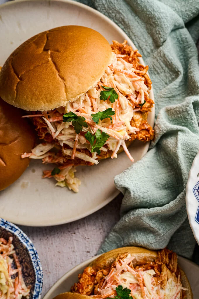 Broodje pulled chicken met coleslaw 2 pulled chicken slowcooker
