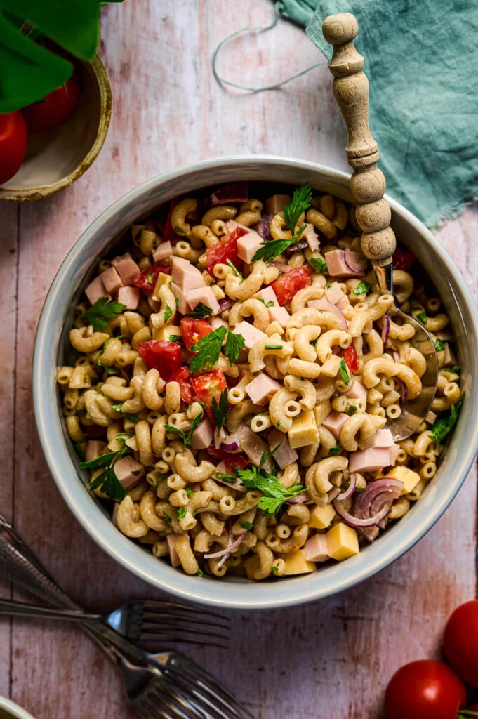Macaronisalade met kaasblokjes 11 macaroni pastasalade