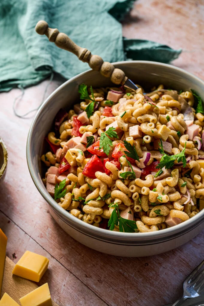 Macaronisalade met kaasblokjes 3 macaronisalade met kaas