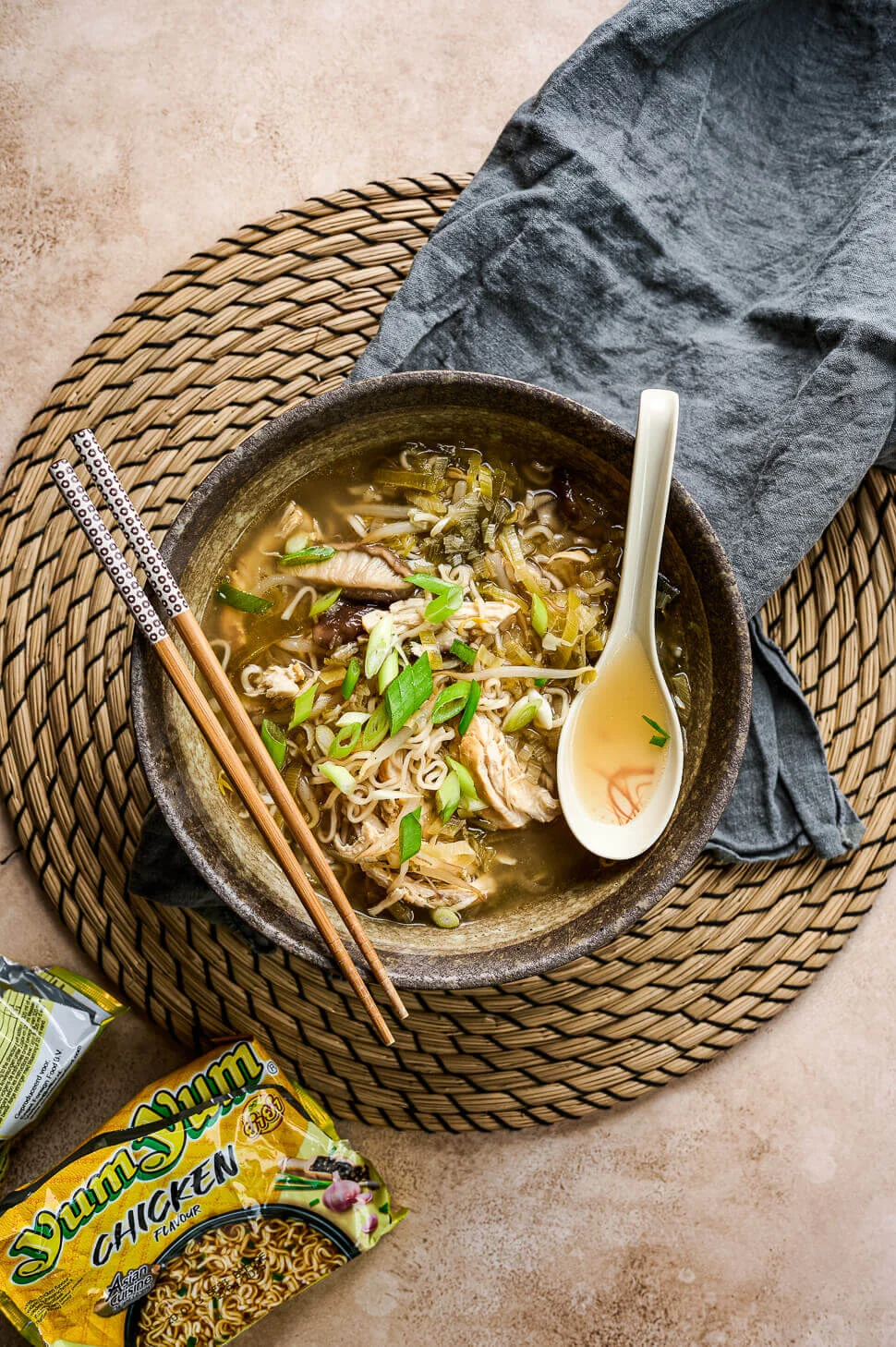 Kippensoep recept met instant noodles 1 Noedelsoep met kip