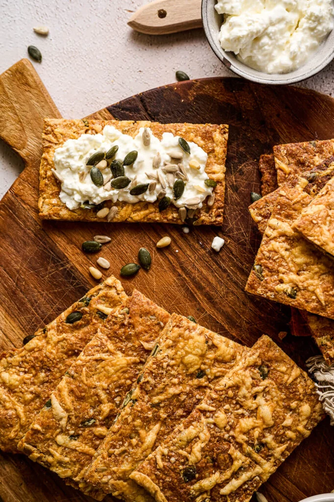 Kaascrackers maken 2 gezonde kaascrackers
