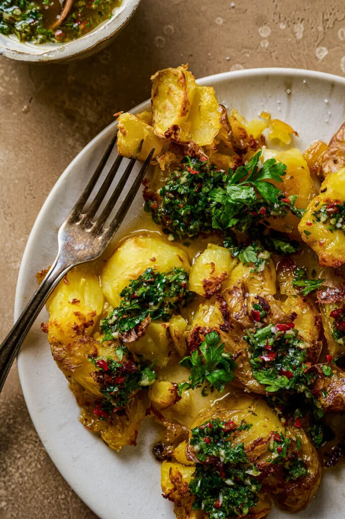 Smashed potatoes met chimichurri 3 krokante smashed potatoes