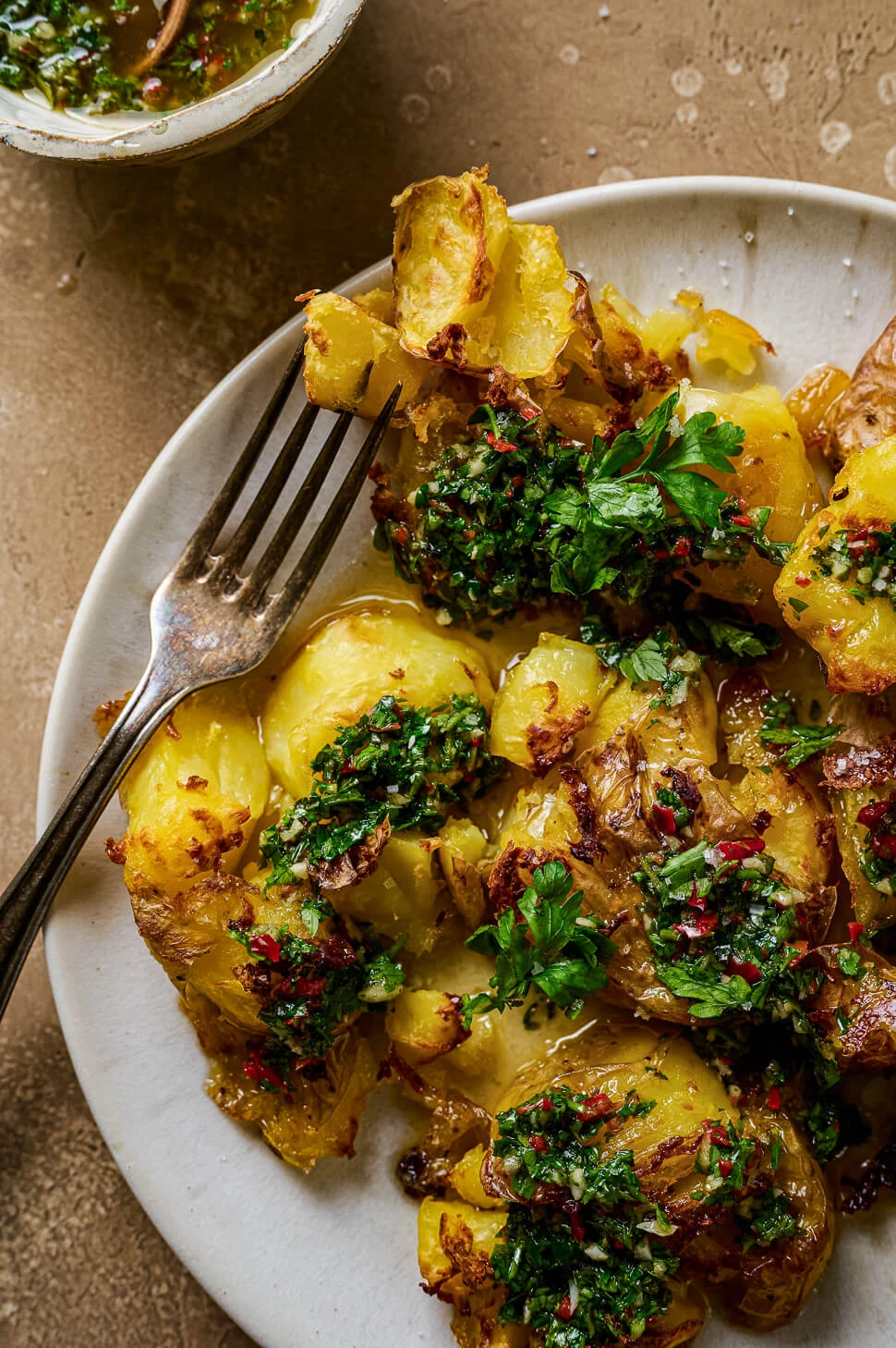 Smashed potatoes met chimichurri 6 krokante smashed potatoes