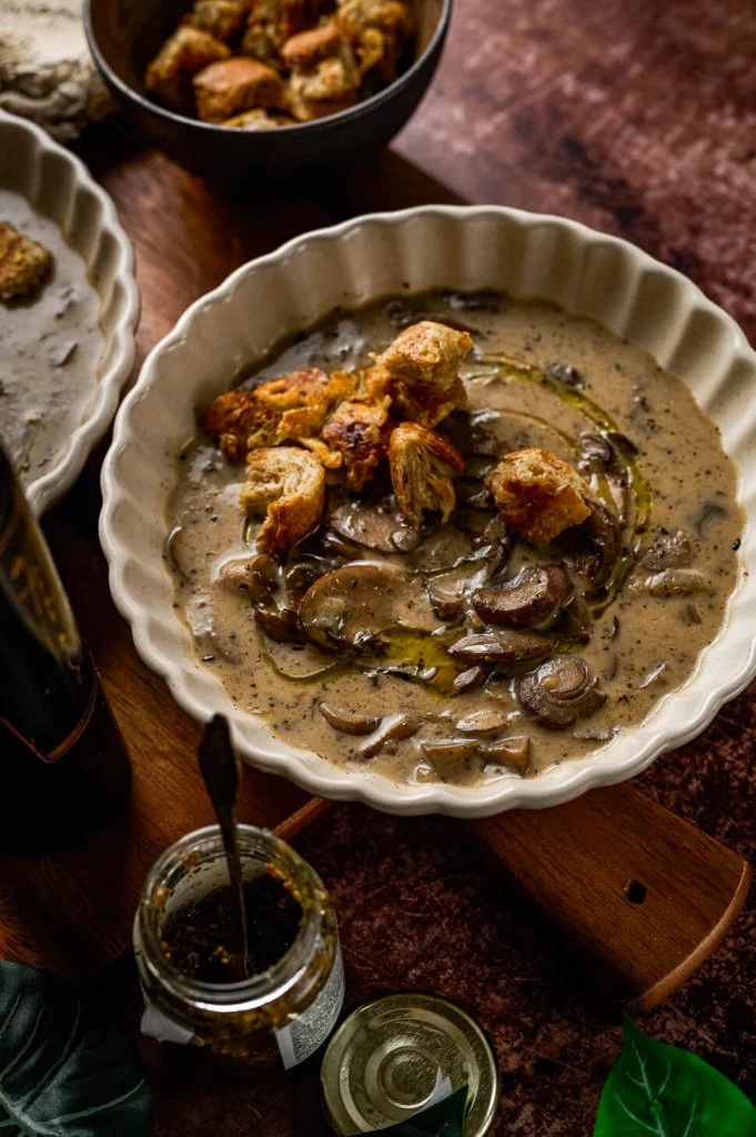 Paddenstoelen-truffelsoep met oude kaascroutons 4 champignonsoep met truffel