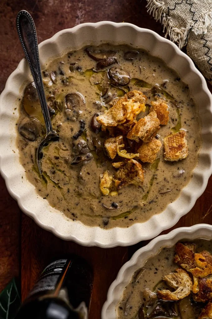 Paddenstoelen-truffelsoep met oude kaascroutons 3 paddenstoelen-truffelsoep