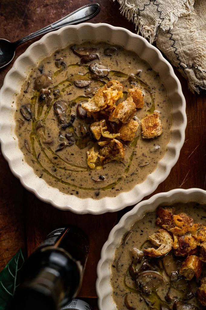 Paddenstoelen-truffelsoep met oude kaascroutons 5 soep met kaascroutons