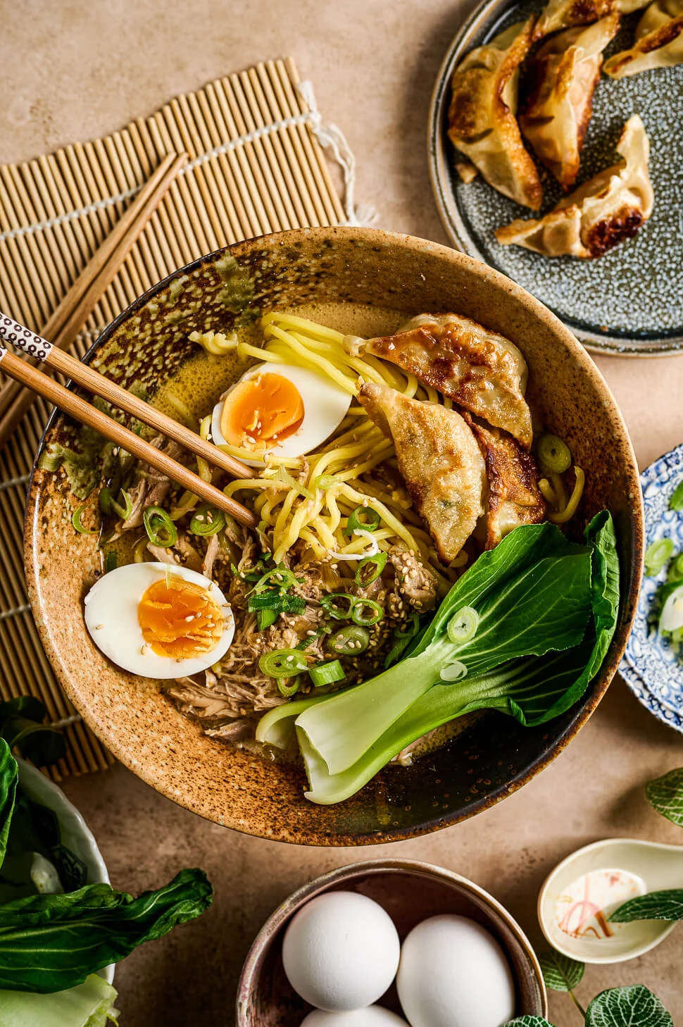 Romige noedelsoep met gyoza 5 romige noedelsoep met gyoza